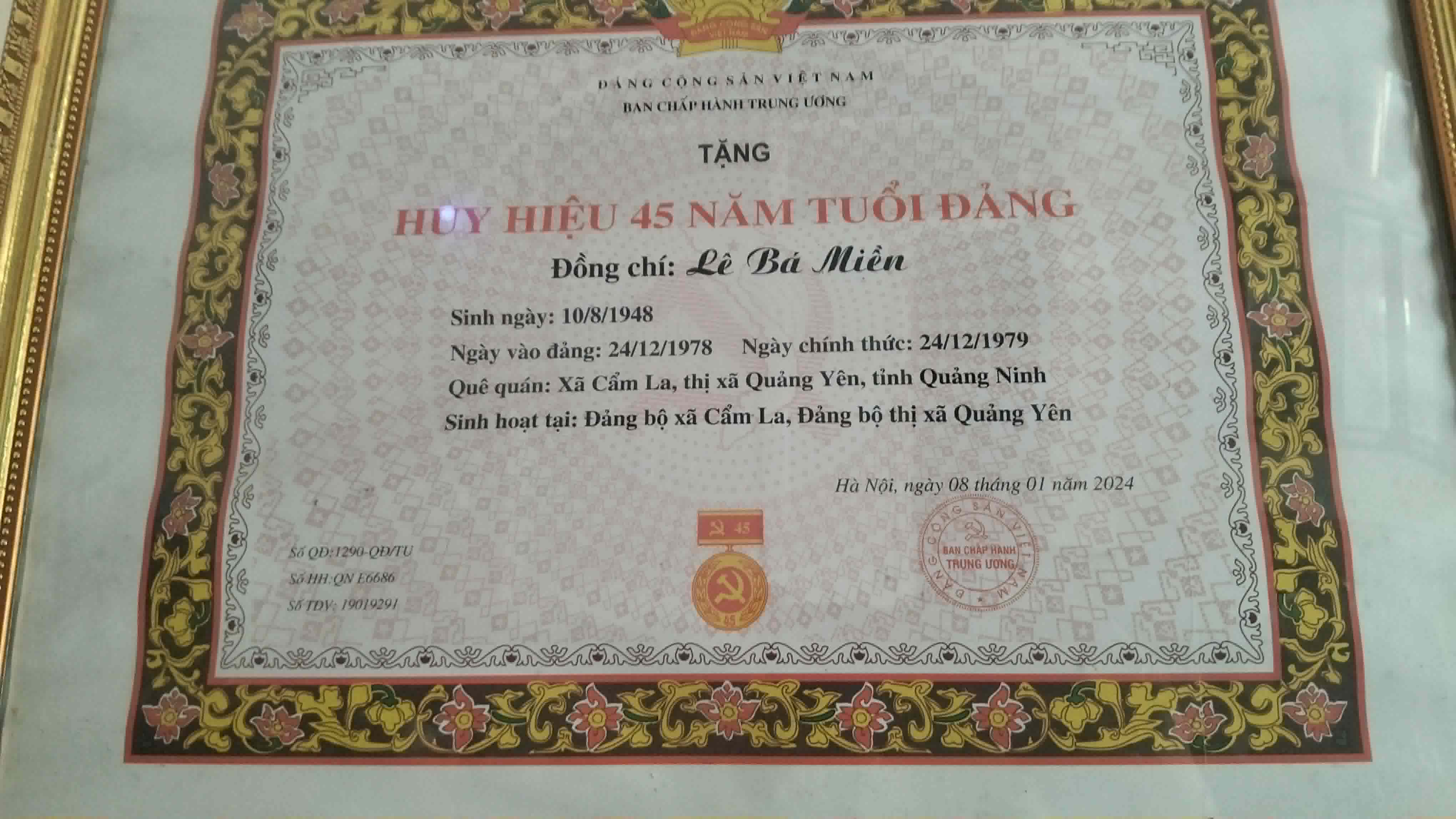 Sản phẩm của Nguyễn Thị Thu Thảo(kỉ vật)  Đồng Chí:Lê Bá Miền(1948),Huy Hiệu 45 năm Tuổi Đảng