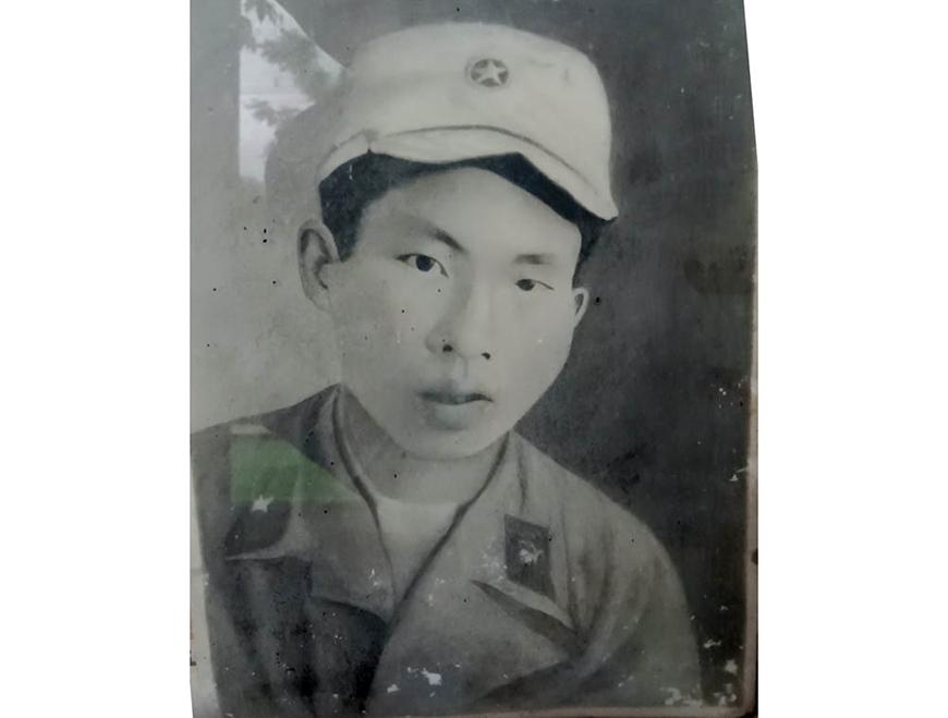 Người Đứng Giữa Lằn Ranh Lửa Đạn