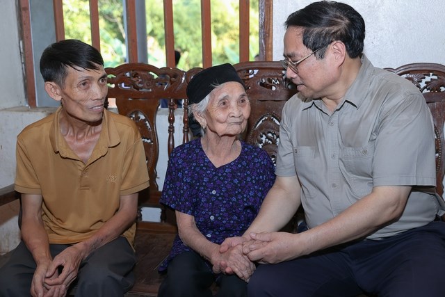 Thủ tướng thăm, tặng quà Mẹ Việt Nam Anh hùng ở Bắc Kạn