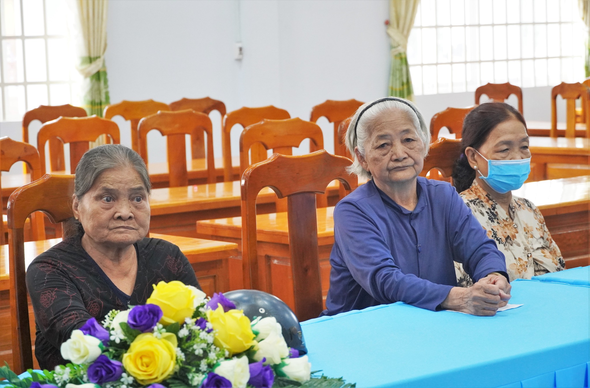 trao tặng quà cho gi đình người có công