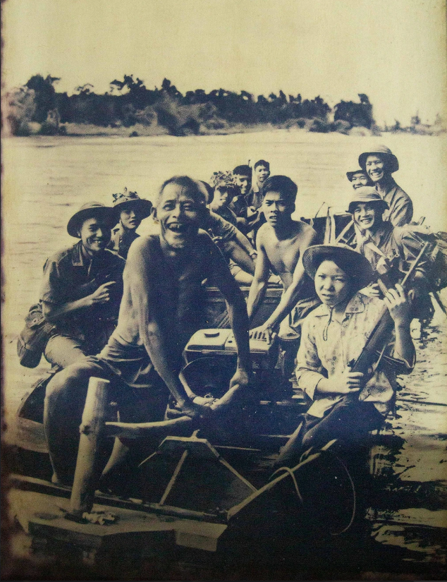 [Đoàn trường THPT Huỳnh Thúc Kháng ]81 ngày đưa đò trên "dòng sông máu"
