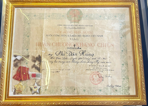 CÂU CHUYỆN THỜI HOA LỬA - PHÍ VĂN HÙNG