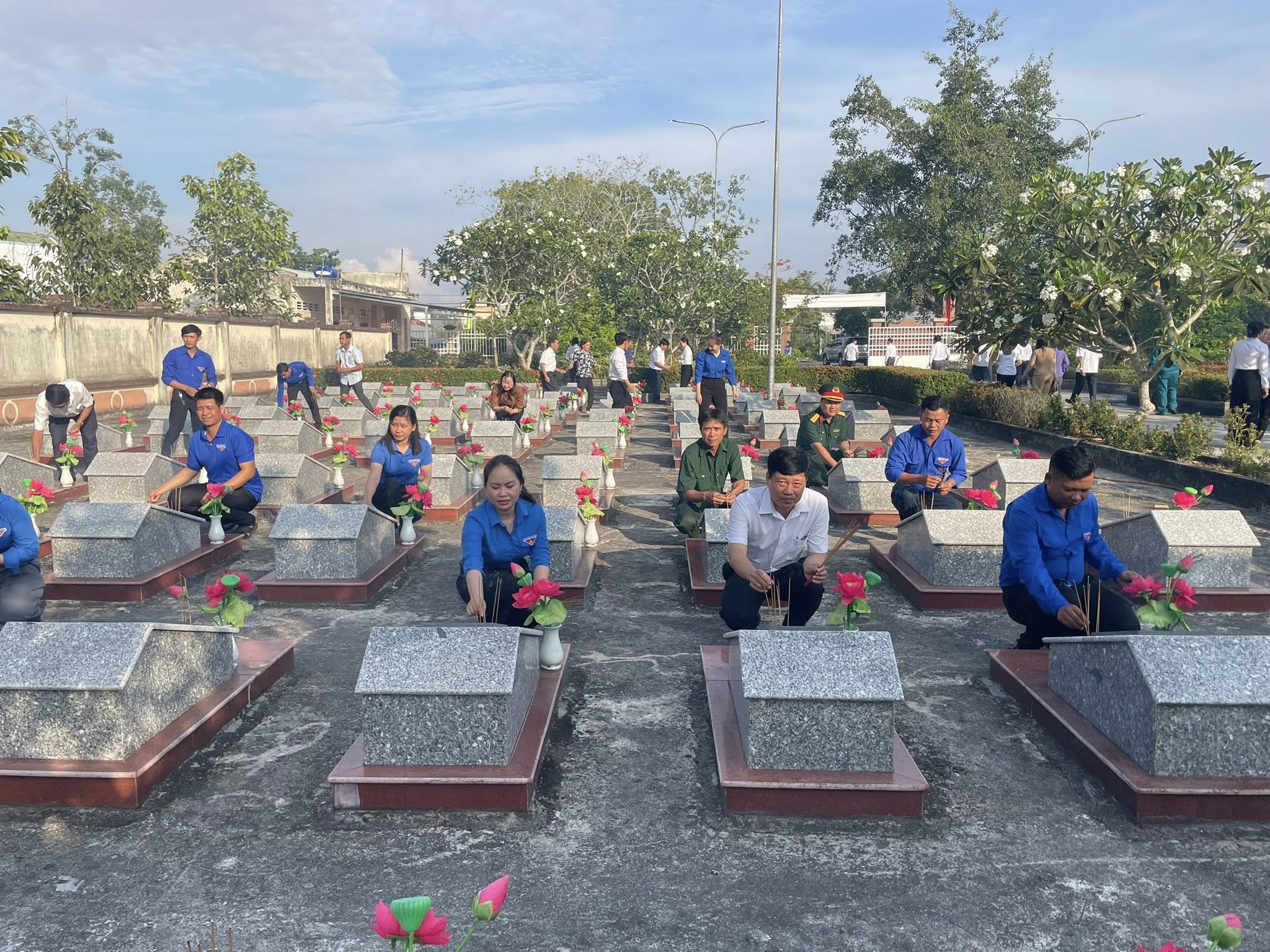 ĐOÀN VIÊN THANH NIÊN VĨNH TUY THAM GIA LỄ VIẾNG NGHĨA TRANG LIỆT SĨ NHÂN DỊP 30/4 – 01/5 
