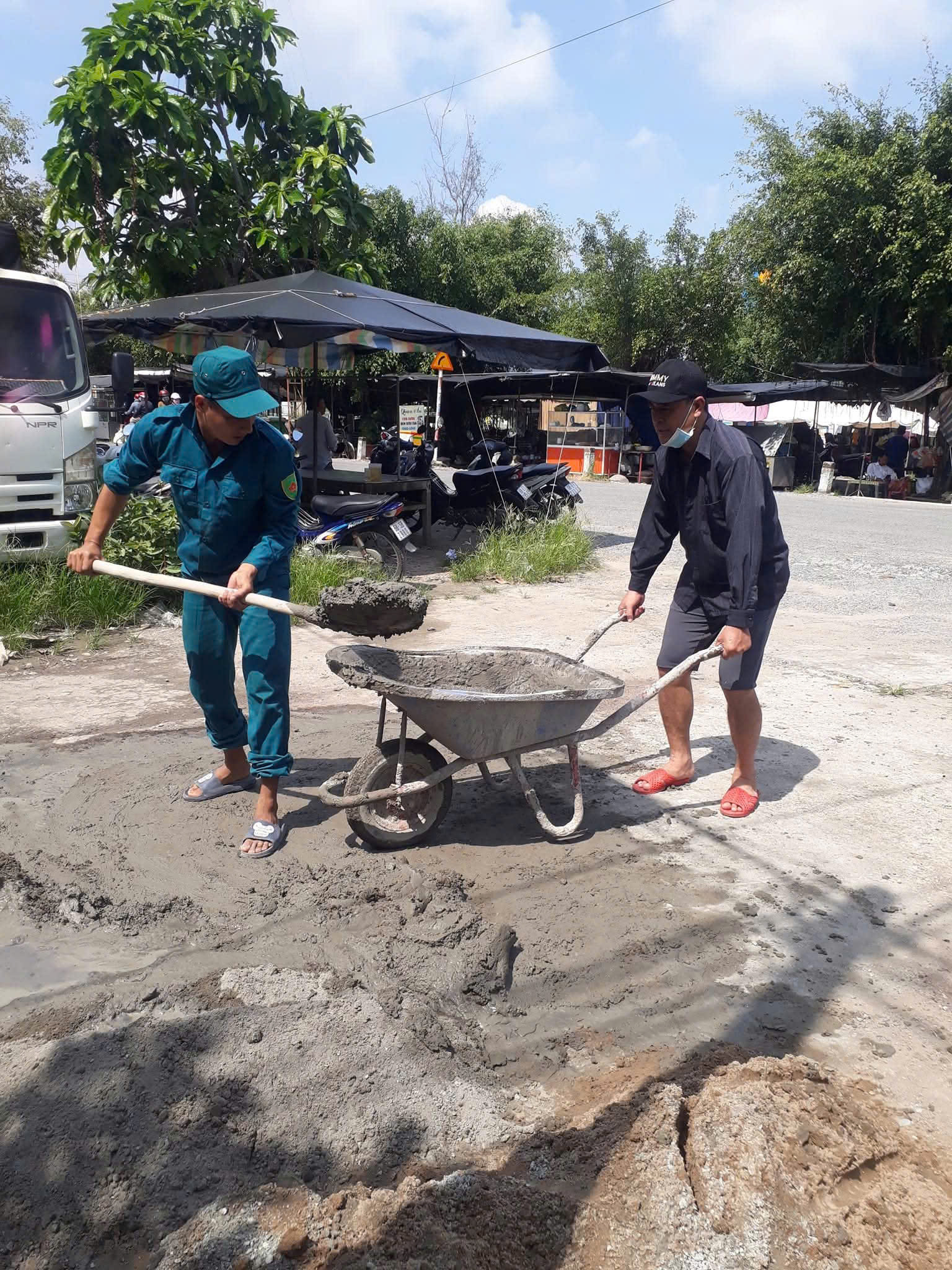 LỰC LƯỢNG TÌNH NGUYỆN XÃ VĨNH TUY, THỰC HIỆN SỬA CHỮA CẦU CHỢ CHO BÀ CON THUẬN TIỆN ĐI LẠI NHỮNG NGÀY MƯA GIÓ
