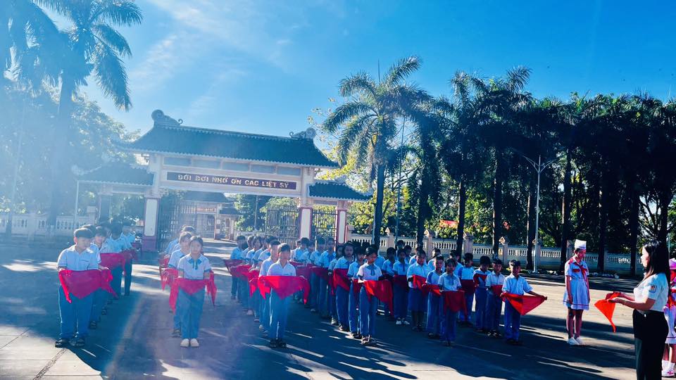 HÀNH TRÌNH VỀ ĐỊA CHỈ ĐỎ VÀ LỄ KẾT NẠP ĐỘI VIÊN CỦA LIÊN ĐỘI TRƯỜNG TIỂU HỌC VÕ THỊ SÁU