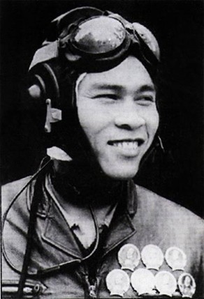 Phi công Nguyễn Văn Bảy - người anh hùng chân đất