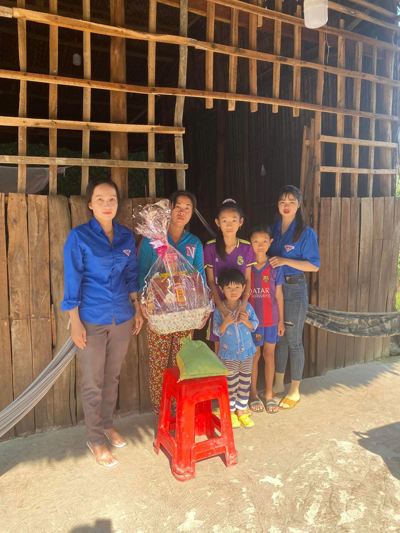 TẶNG QUÀ NHÂN KỶ NIỆM  66 NĂM NGÀY THÀNH LẬP HỘI  LHTN ViỆT NAM  (15/10/1956 - 15/10/2022)