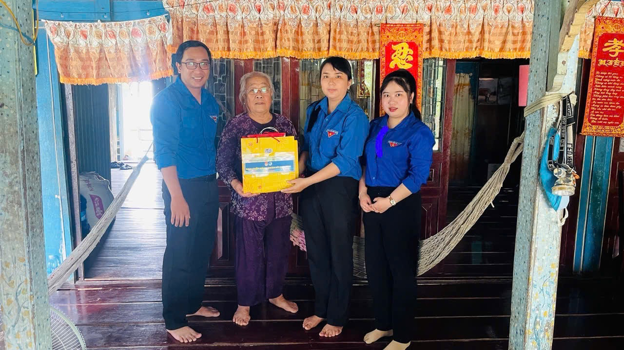 Bát cơm giữa đêm mưa