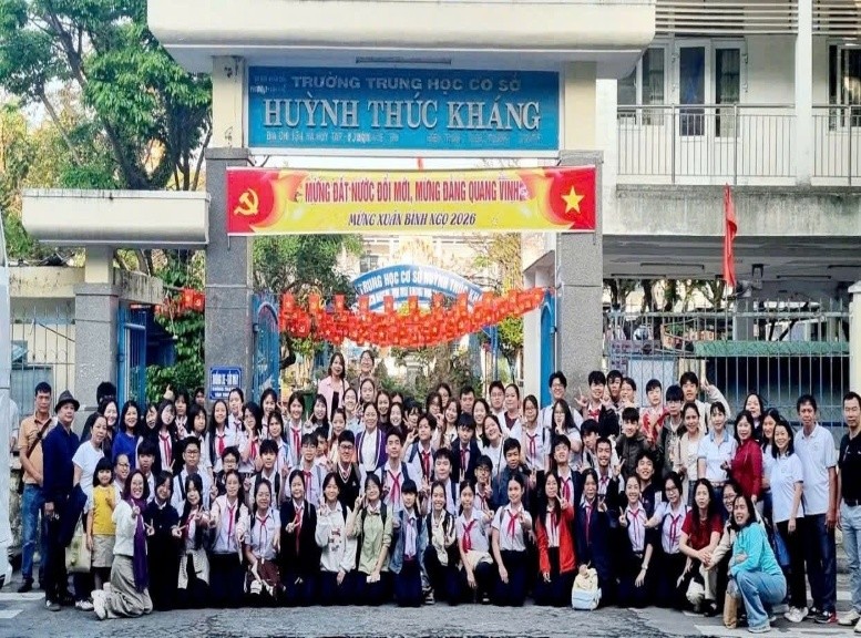 THỜI HOA LỬA – DẤU CHÂN CỤ HUỲNH GIỮA MÙA THI HÔM NAY