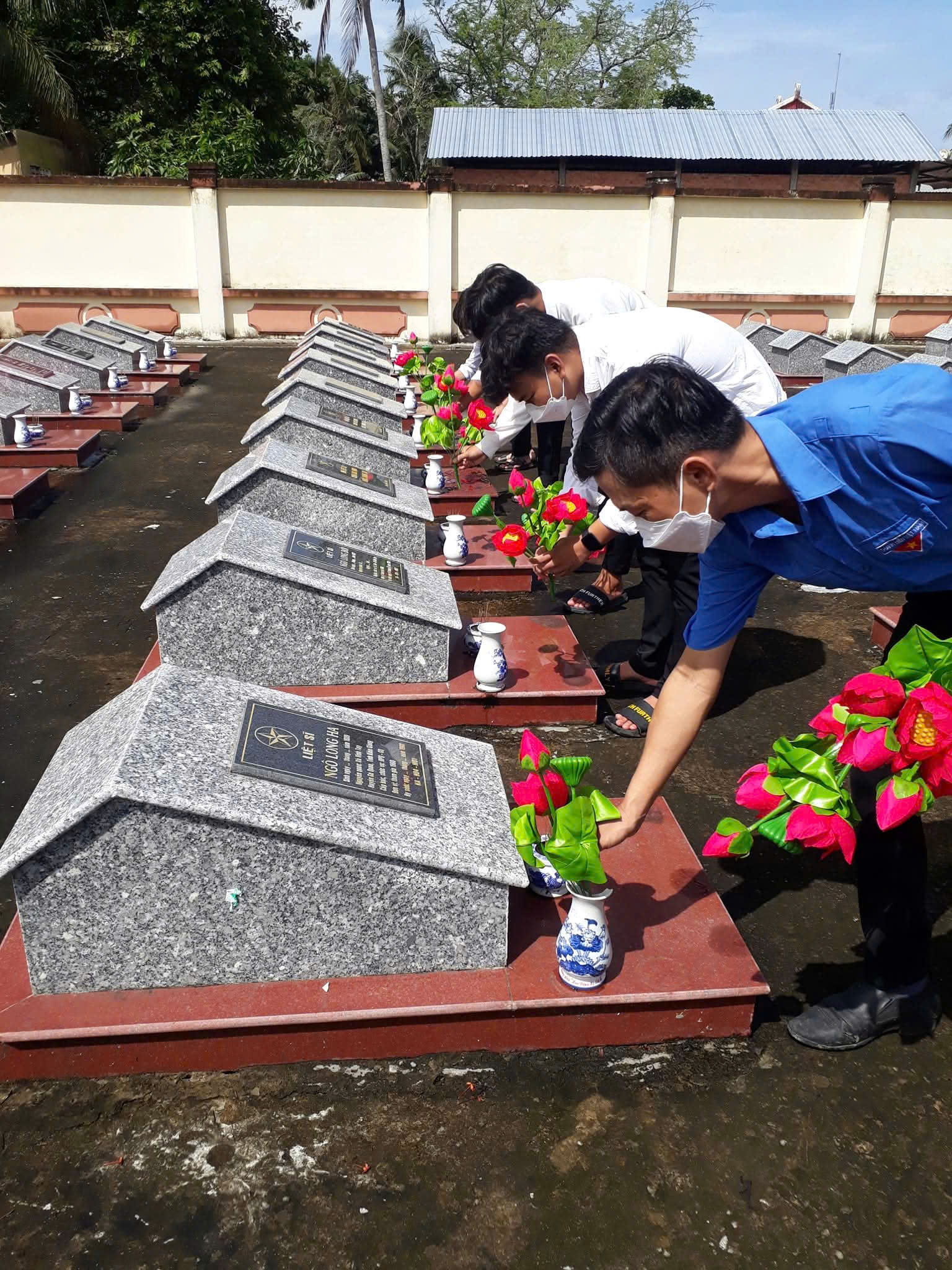 HOẠT ĐỘNG THIẾT THỰC THỂ HIỆN LÒNG TRI ÂN CỦA TUỔI TRẺ XÃ VĨNH TUY NHÂN KỶ NIỆM 75 NĂM NGÀY THƯƠNG BINH LIỆT SĨ 27/7.