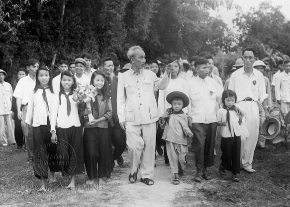 Những hình ảnh quý về chuyến thăm quê lần thứ nhất  tháng 6/1957 của Bác Hồ