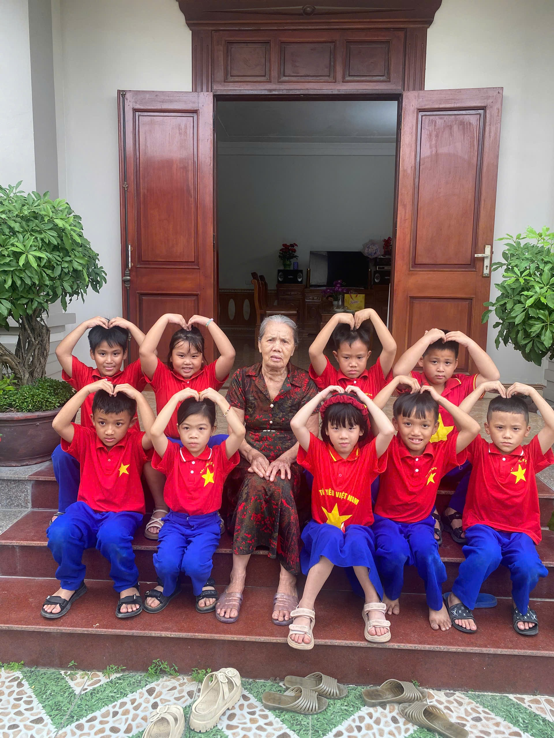 bà Hồ Thị Hồng – một thương binh từng tham làm nhiệm vụ Dân công hỏa tuyến năm 1972 tại cầu Yên Lý .Tỉnh Nghệ An
