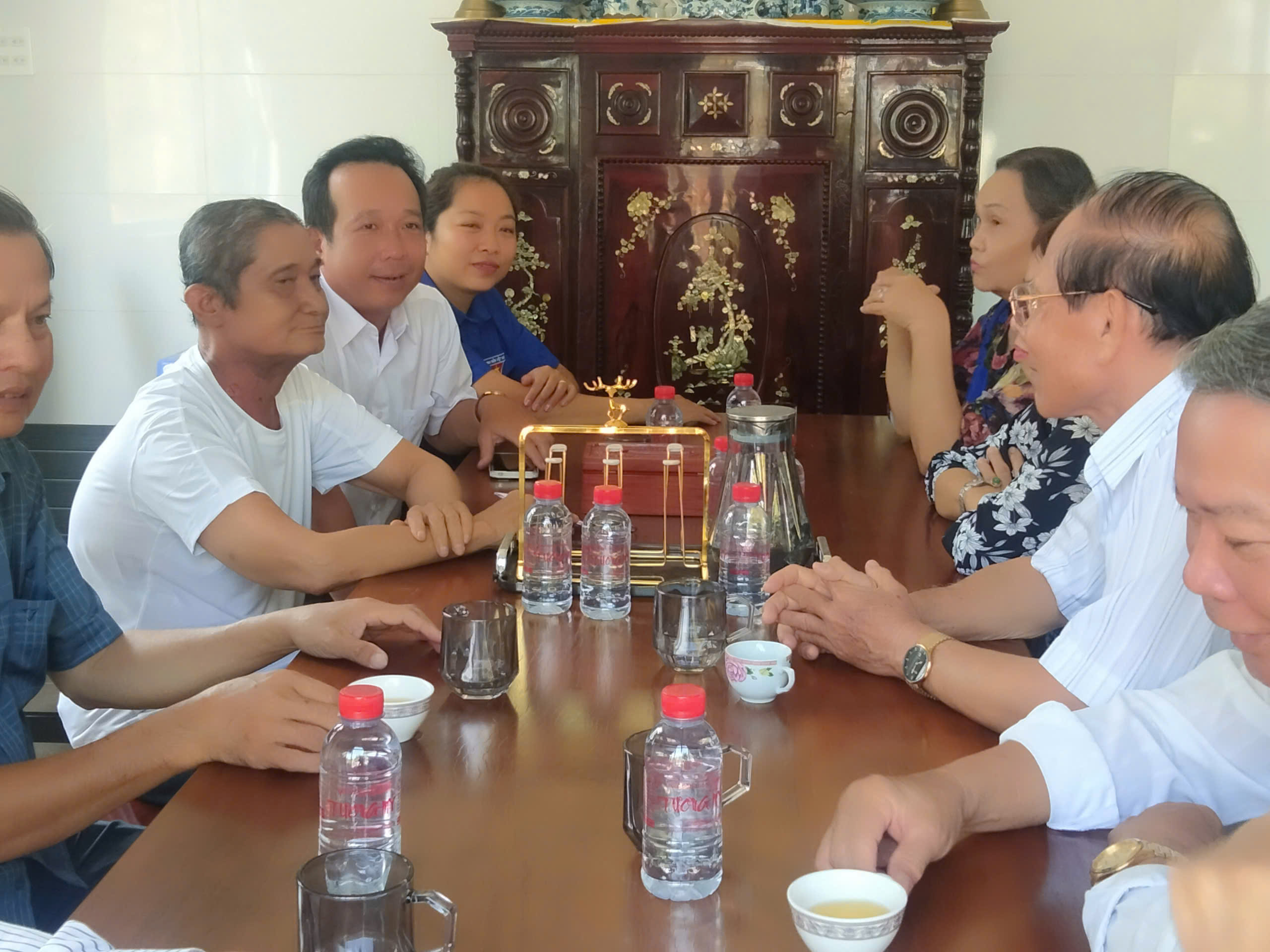  Nhân dịp kỷ niệm 51 năm Ngày Giải phóng miền Nam, thống nhất đất nước (30/4/1975 – 30/4/2026) và Ngày Quốc tế Lao động 01/5, sáng ngày 29/4/2026 thăm và tặng quà cho nguyên Bí Thư Đảng ủy xã Vĩnh Tuy