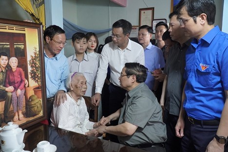 NGƯỜI PHỤ NỮ "THÉP"
