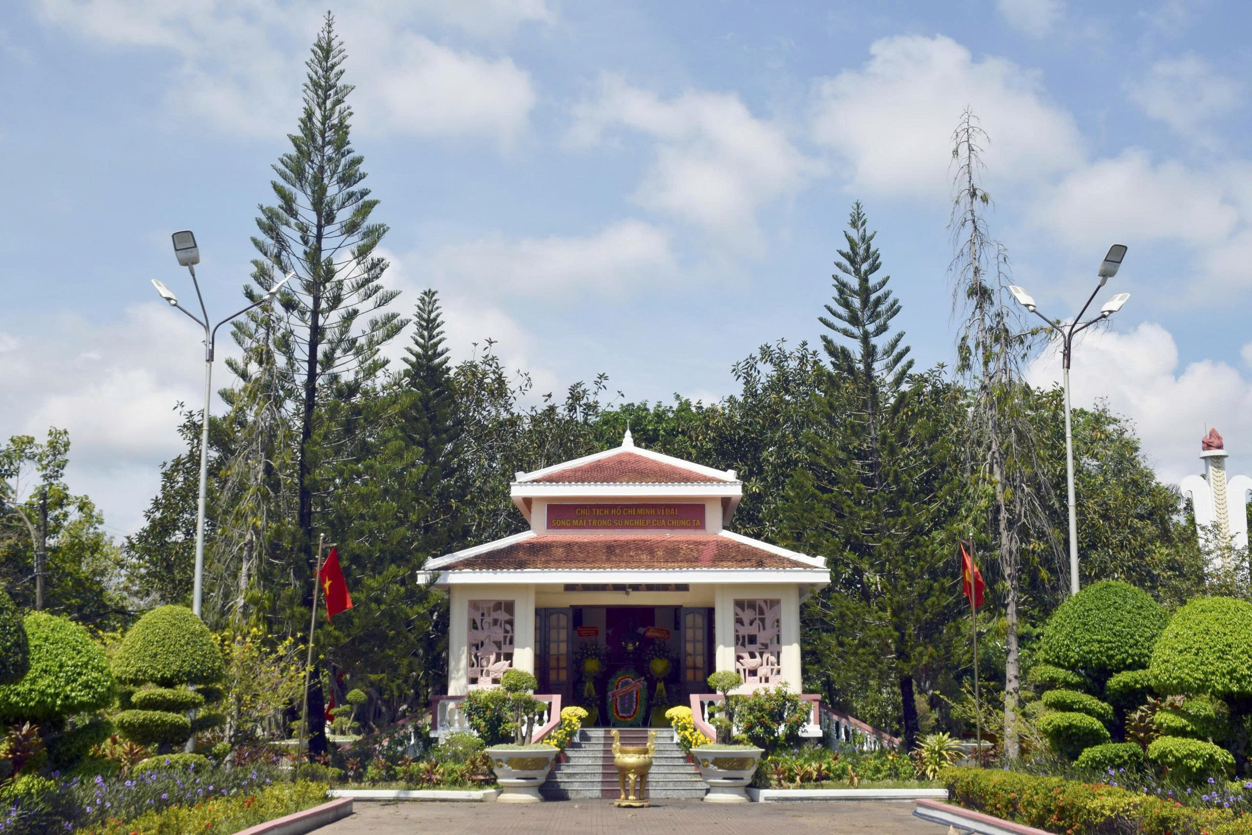 Nữ anh hùng 2 lần dựng đền thờ Bác Hồ