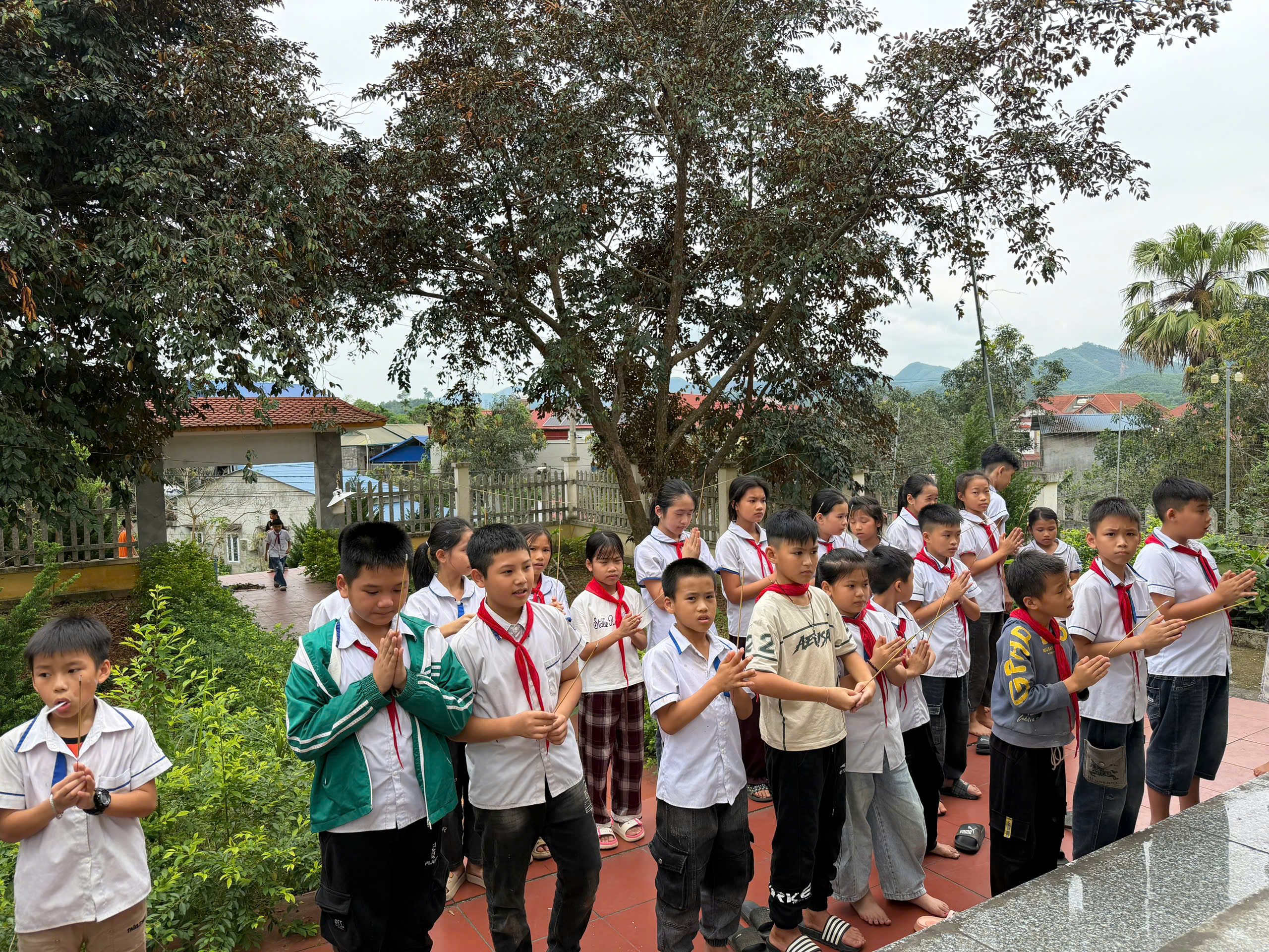 CHI ĐOÀN TRƯỜNG TIỂU HỌC YÊN NINH- TRI ÂN LỊCH SỬ. GIEO MẦM YÊU NƯỚC