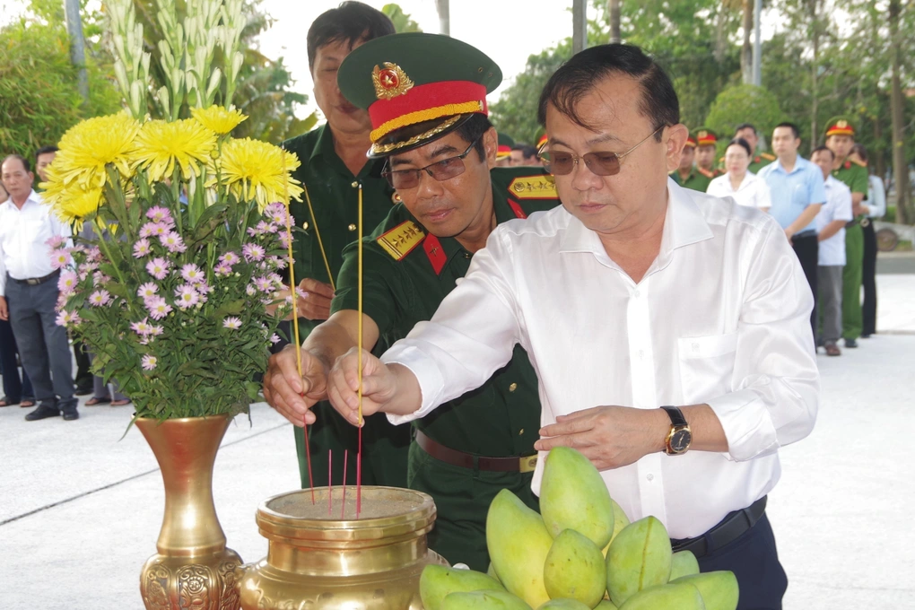 Di dời hài cốt Anh hùng lực lượng vũ trang Nguyễn Minh Nhựt