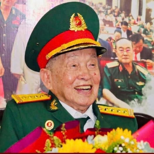 BÁCH NIÊN HUYỀN THOẠI: ANH HÙNG LLVTND NGUYỄN VĂN TÀU (TƯ CANG) VẪN ĐI HỌP MẶT Ở TUỔI GẦN 100! 