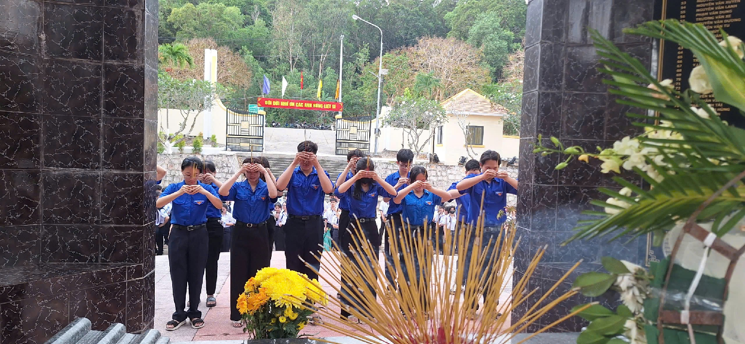 BÂNG KHUÂNG ĐẦU XUÂN VIẾNG KHU DI TÍCH NẤM ĐẤM