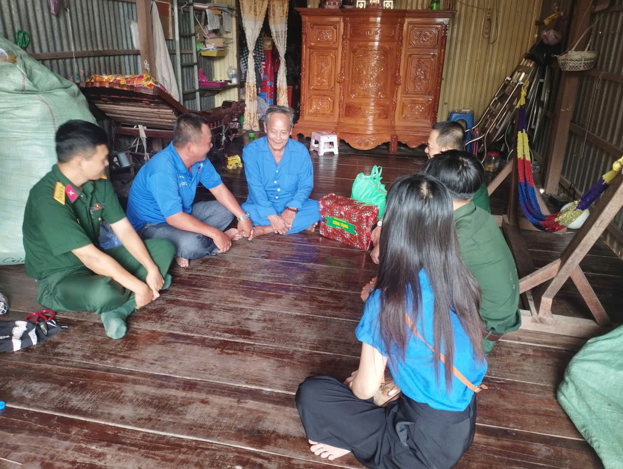 Nhân dịp phát huy truyền thống “Uống nước nhớ nguồn”, “Đền ơn đáp nghĩa”, Xã đoàn Nhơn Hội đã tổ chức đến thăm hỏi, động viên và trao tặng quà cho các gia đình chính sách trên địa bàn xã.