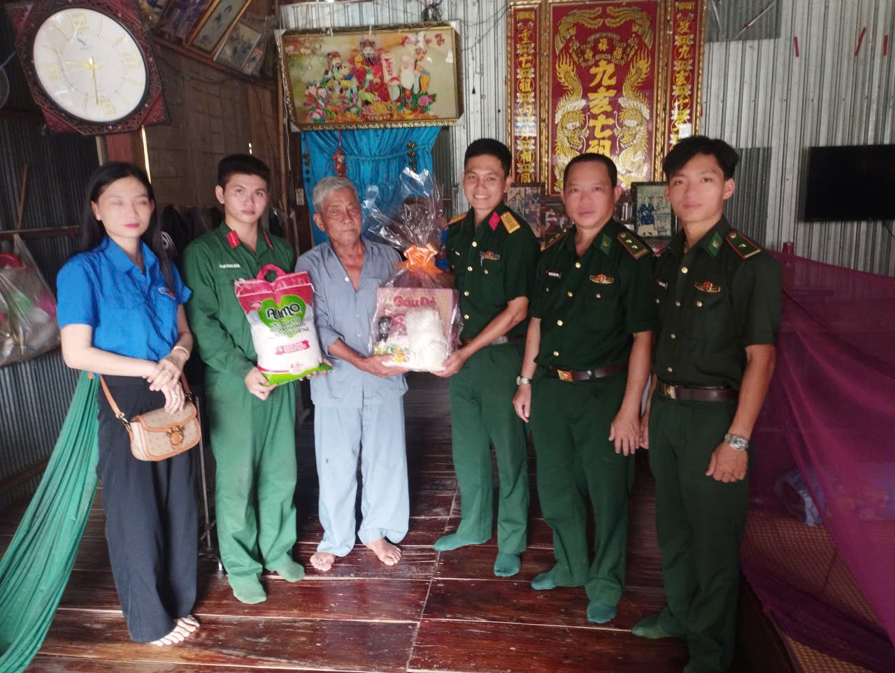 TẶNG QUÀ GIA ĐÌNH CHÍNH SÁCH NHÂN KỶ NIỆM NGÀY GIẢI PHÓNG MIỀN NAM THỐNG NHẤT ĐẤT NƯỚC  (30/4/1975 – 30/4/2026) và Ngày Quốc tế Lao động (01/5)
