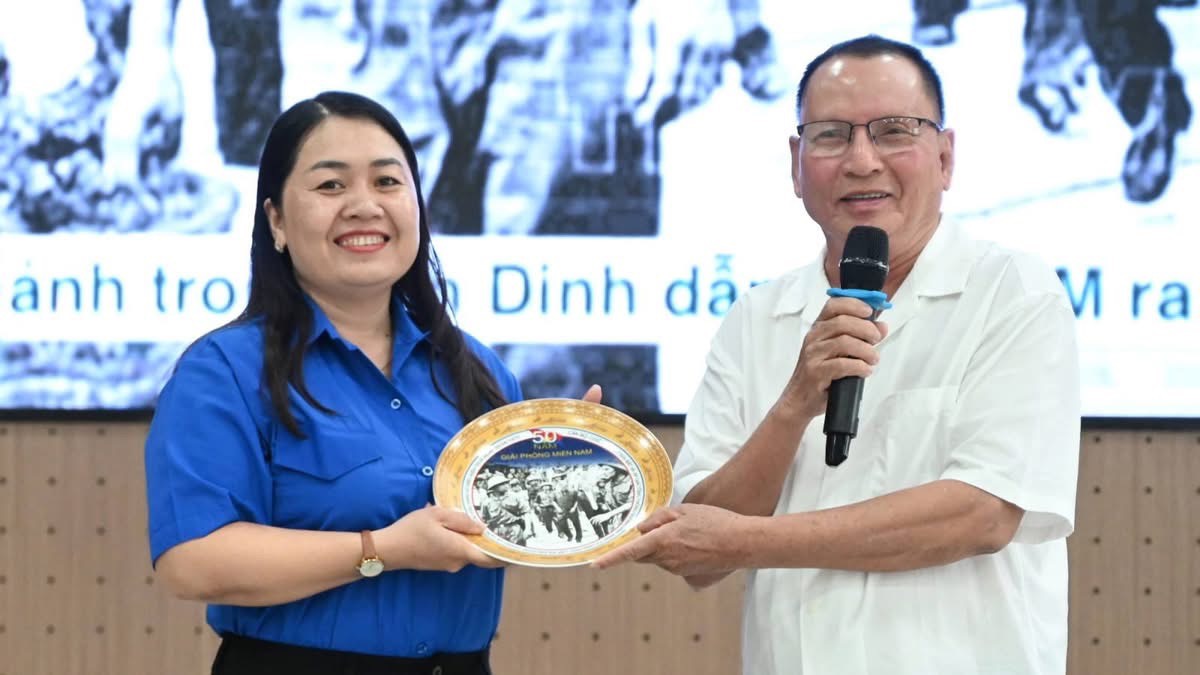 Chú Nguyễn Khắc Nhu giao lưu với tuổi trẻ An Giang 