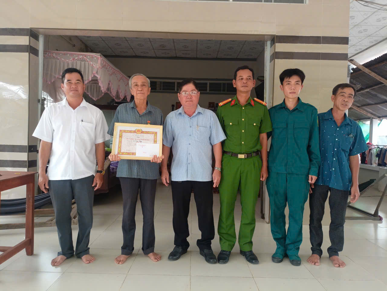 ĐẢNG ỦY XÃ VĨNH TUY TRAO TẶNG HUY HIỆU ĐẢNG ĐỢT 03/02/2026