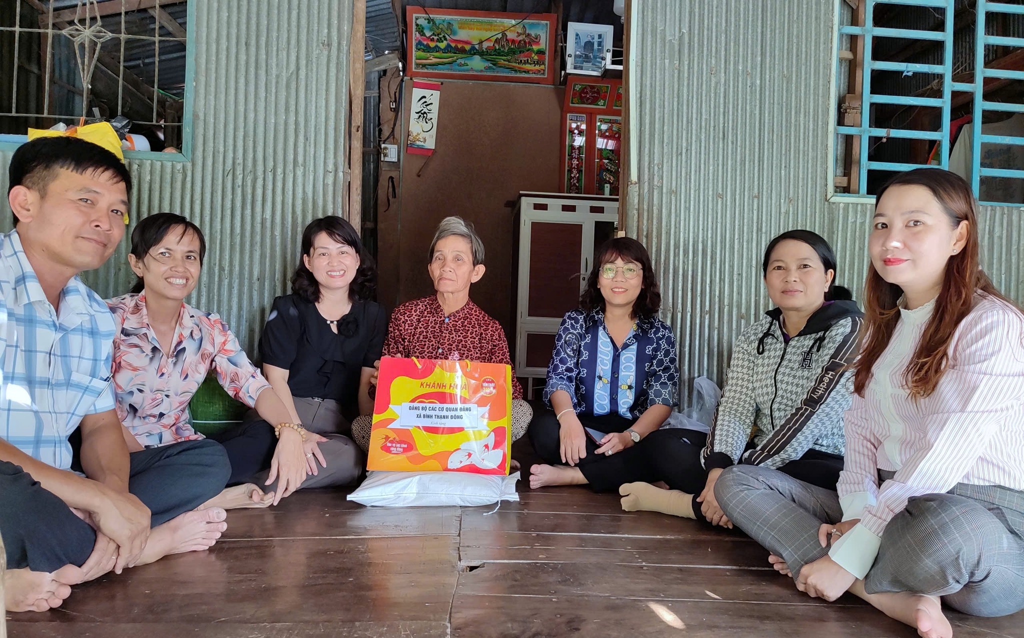 thăm hỏi gia đình người có công (1)