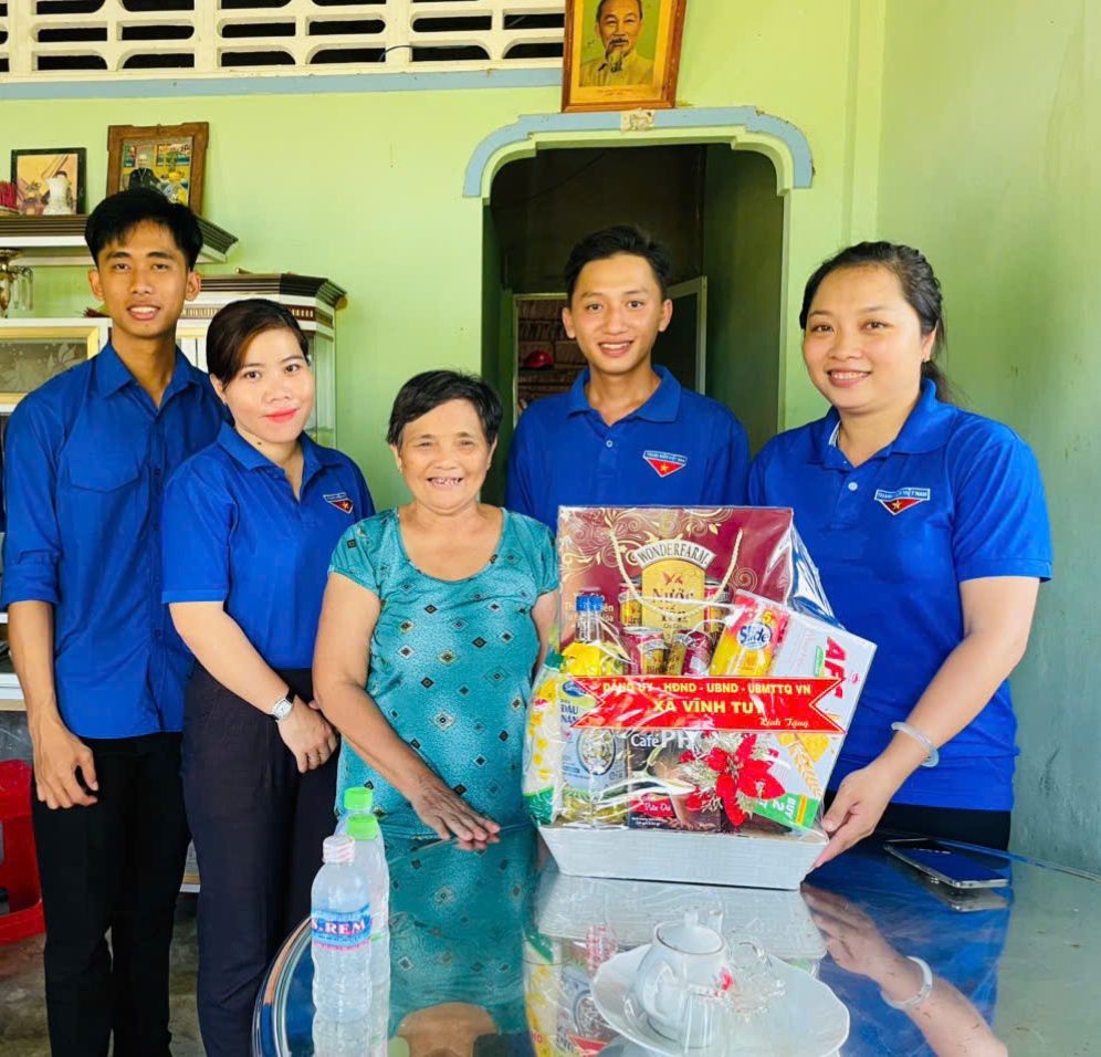 Đoàn Thanh niên xã Vĩnh Tuy tổ chức thăm hỏi, tặng quà Cựu Thanh niên Xung phong nhân kỷ niệm 75 năm ngày Thành lập Hội Thanh niên Xung phong Việt Nam (15/7/1950-15/7/2025) và kỷ niệm 78 năm Ngày Thương binh - Liệt sĩ (27/7/1947-27/7/2025)