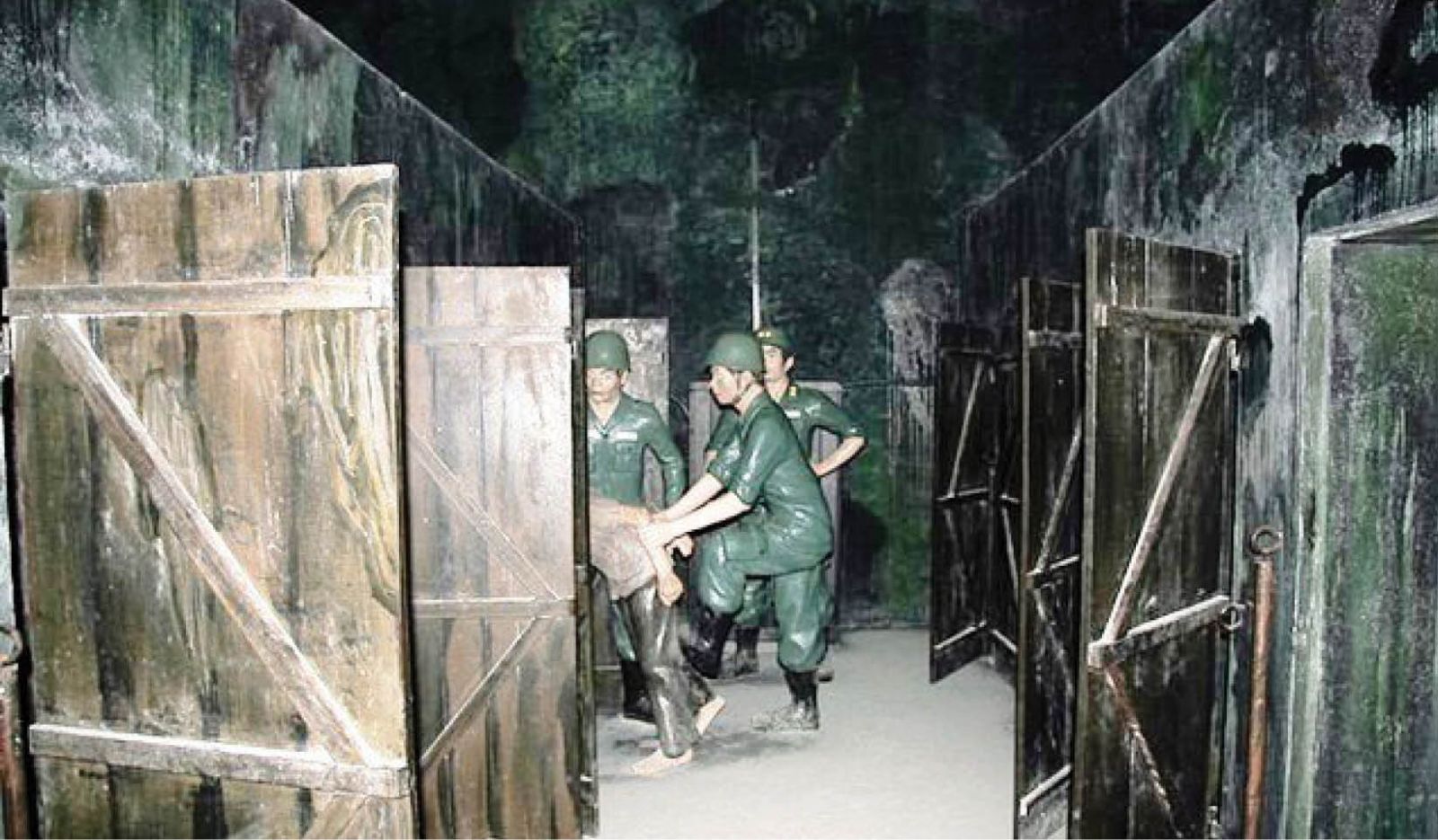 [Đoàn trường THPT Hai Bà Trưng] Khu chứng tích Chín Hầm: Góc khuất "biệt giam" dưới lòng đất và ý chí sắt đá của những người con trung kiên