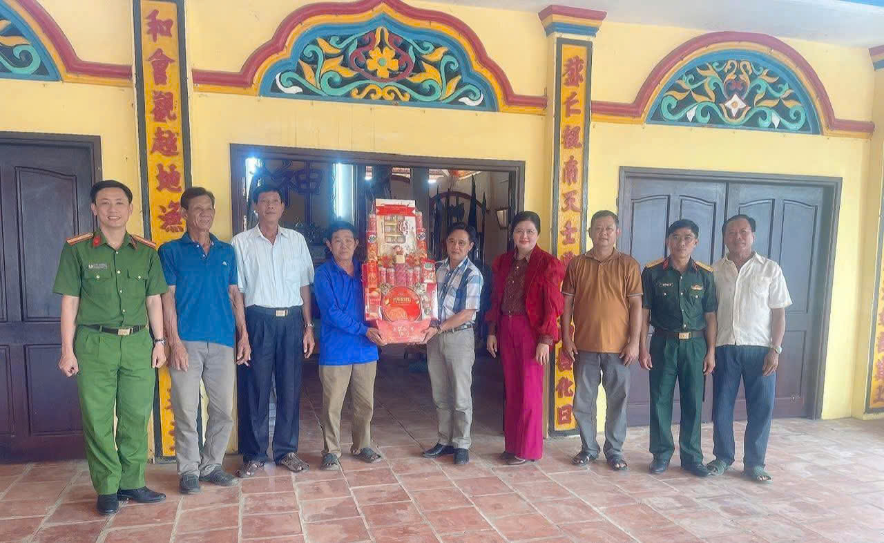 LÃNH ĐẠO ĐẢNG ỦY THĂM, CHÚC TẾT ĐÌNH THẦN XÃ NHƠN HỘI