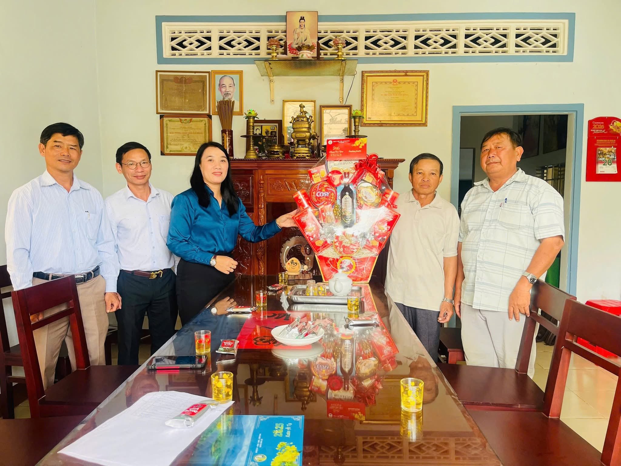 XÃ XUÂN PHÚ THĂM, CHÚC TẾT CÁC GIA ĐÌNH CHÍNH SÁCH, NGƯỜI CÓ UY TÍN VÀ CÁC BAN ẤP TRÊN ĐỊA BÀN XÃ