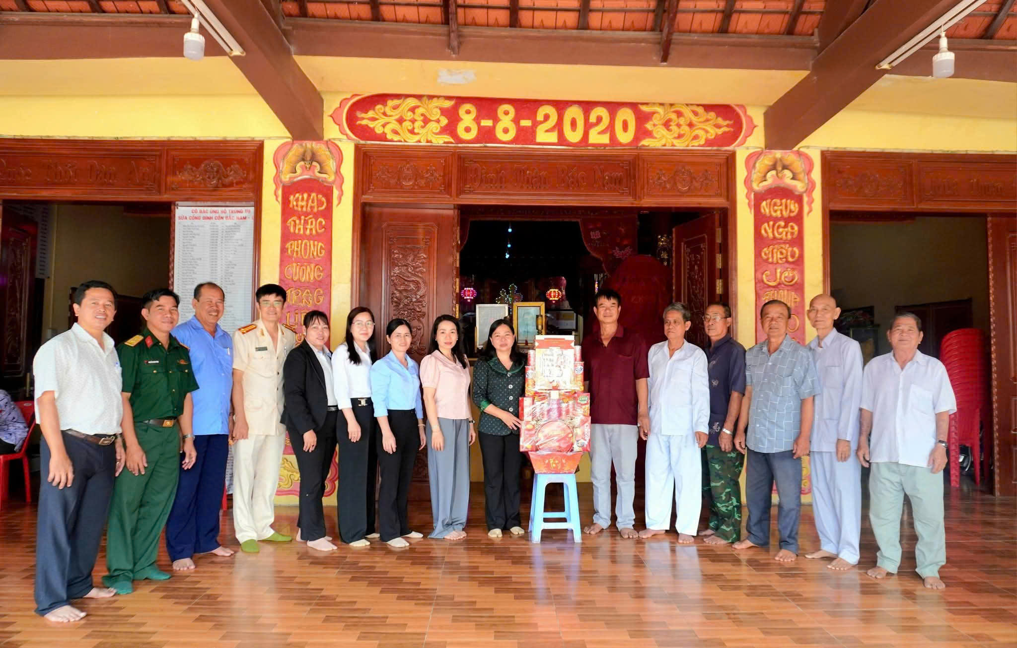 LÃNH ĐẠO UBND XÃ THĂM, CHÚC TẾT ĐÌNH THẦN PHƯỚC HƯNG