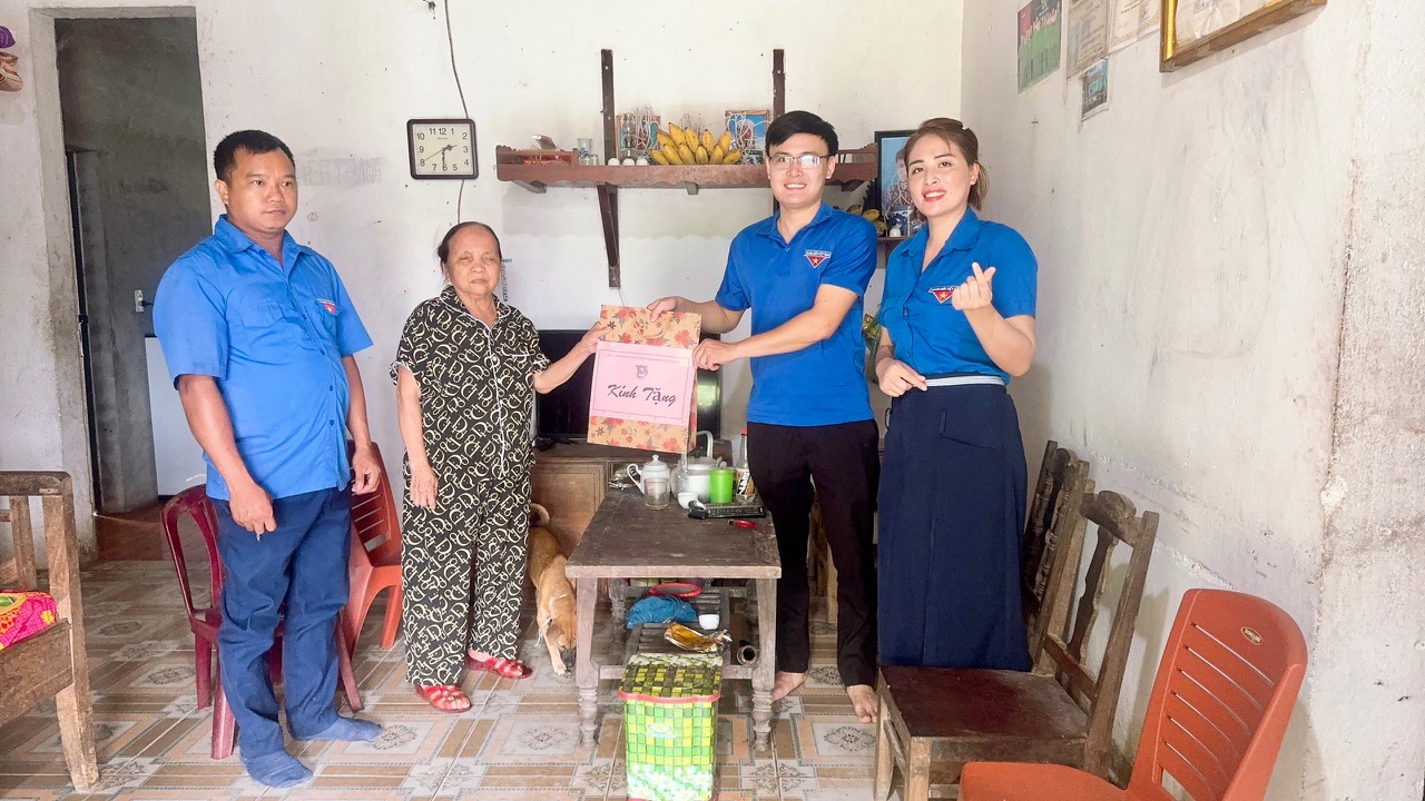 Câu chuyện của Bác Thanh niên xung phong Dương Thị Bách - xóm Tân Tiến 3, xã Phượng Tiến.