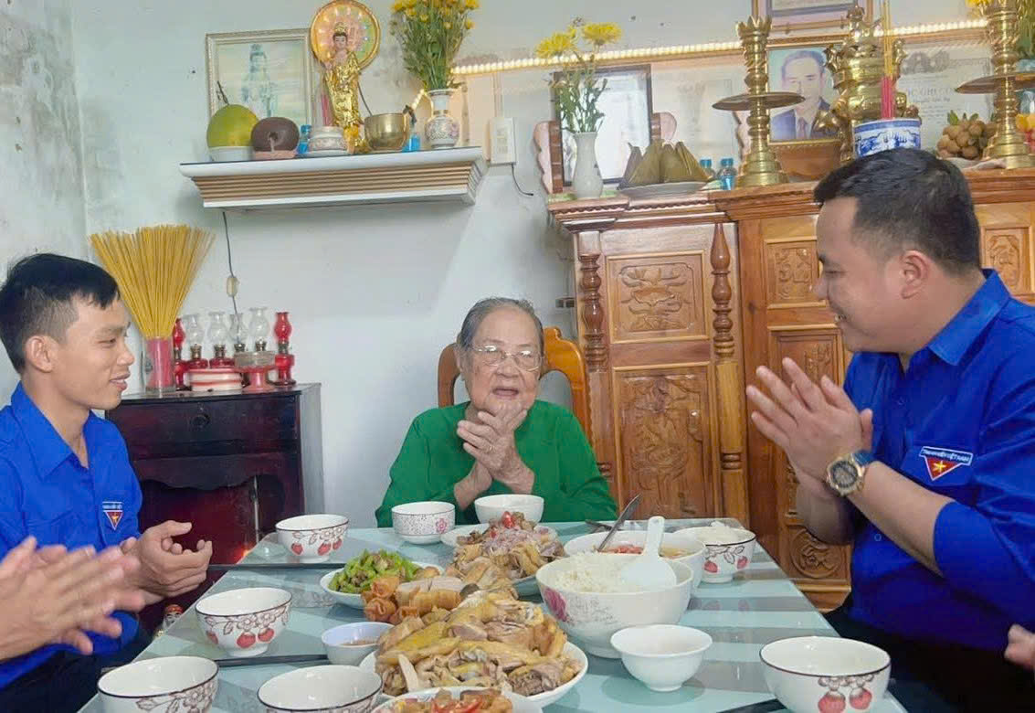 BỮA CƠM GIA ĐÌNH - ẤM TÌNH LÒNG MẸ