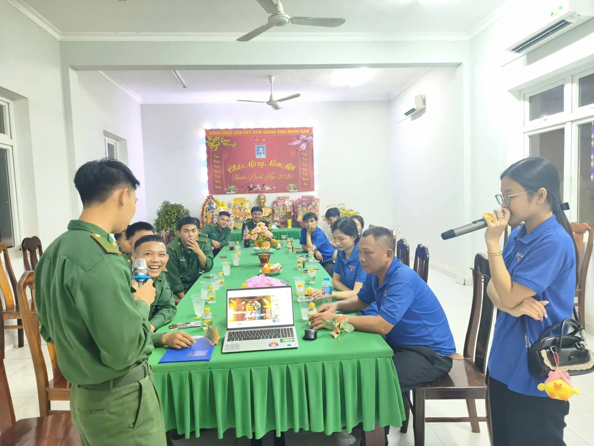Nhân dịp Xuân Bính Ngọ năm 2026, tối ngày 16/02/2026, Xã đoàn Nhơn Hội phối hợp với Chi đoàn Đồn Biên phòng Nhơn Hội tổ chức chương trình giao lưu văn nghệ, hái hoa dân chủ trong không khí vui tươi, phấn khởi và thắm tình đoàn kết.