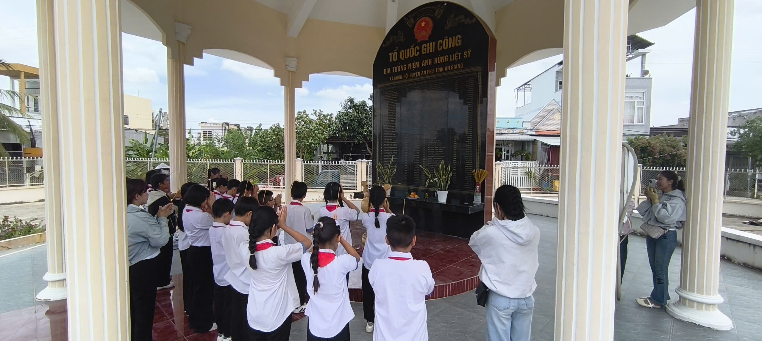 Liên đội trường tiểu học B Nhơn Hội  viếng nhà bia ghi danh liệt sĩ xã