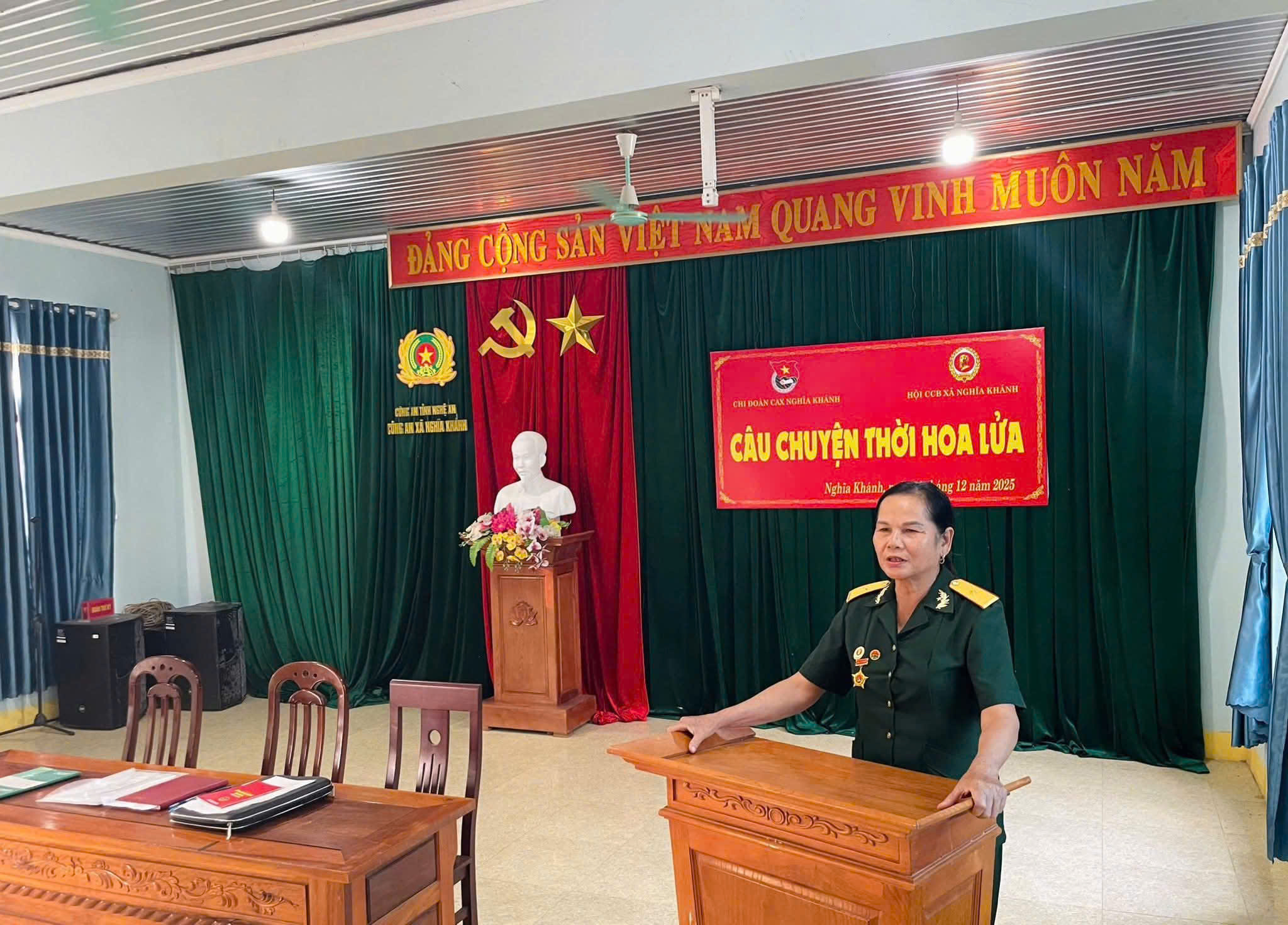 Lá Cờ Trên Đồi
