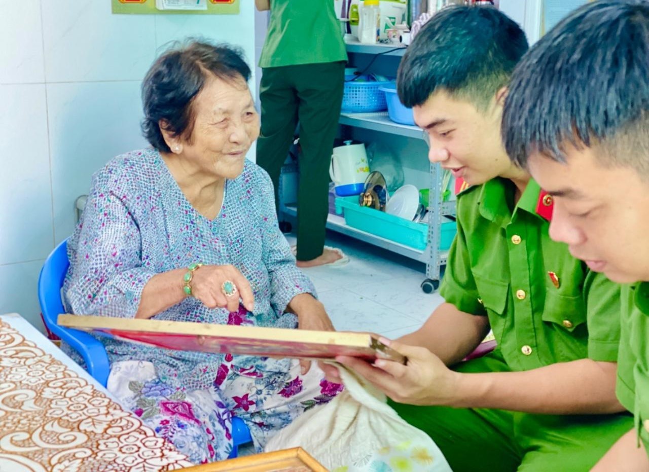 NGƯỜI MẸ HAI LẦN TIỄN NGƯỜI THÂN RA TRẬN