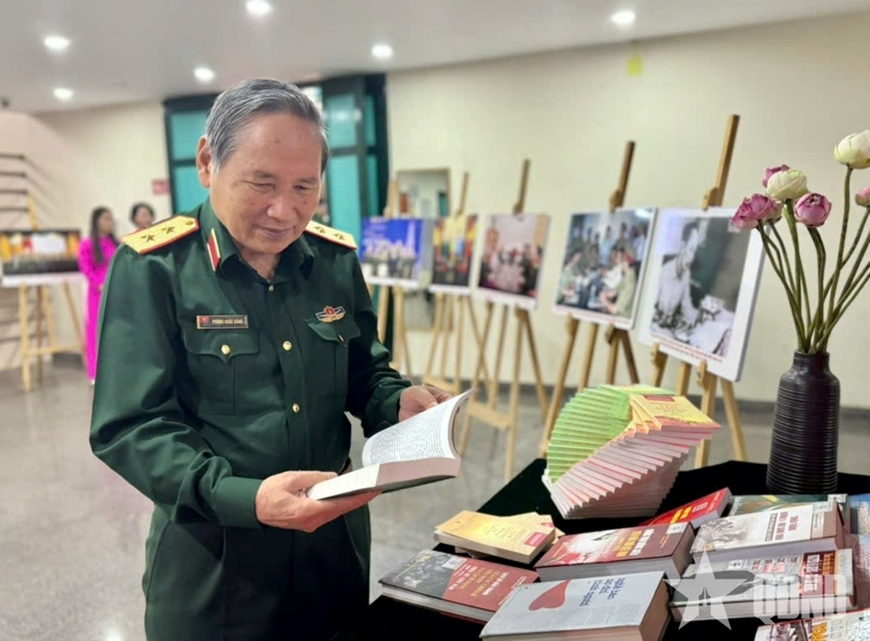 Vác đạn pháo qua chốt địch - Trung tướng Phùng Khắc Đăng
