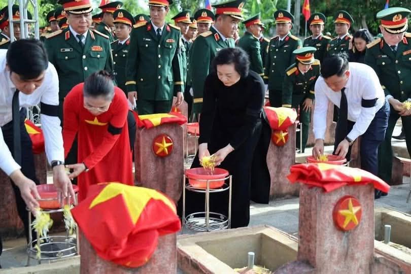 Đón 80 hài cốt liệt sĩ quân tình nguyện, chuyên gia Việt Nam hy sinh trên đất Lào trở về đất mẹ