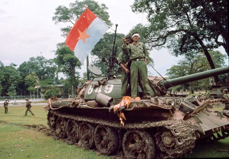 Hình ảnh chiến sĩ Quân Giải phóng tiến vào Dinh Độc Lập trưa ngày 30/4/1975.