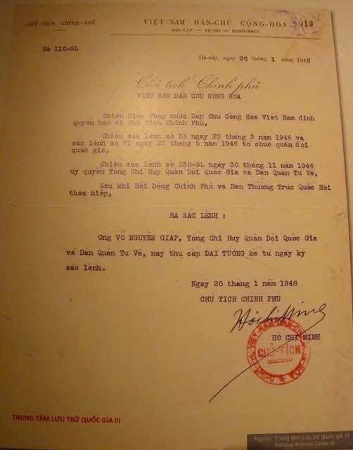 Ngày 20/01/1948, Chủ tịch Hồ Chí Minh đã ký Sắc lệnh số 110 SL phong quân hàm Đại tướng đồng chí Võ Nguyên Giáp, Tổng chỉ huy Quân đội Quốc gia và Dân quân Tự vệ, biến ông trở thành vị Đại tướng đầu tiên của Quân đội nhân dân Việt Nam.