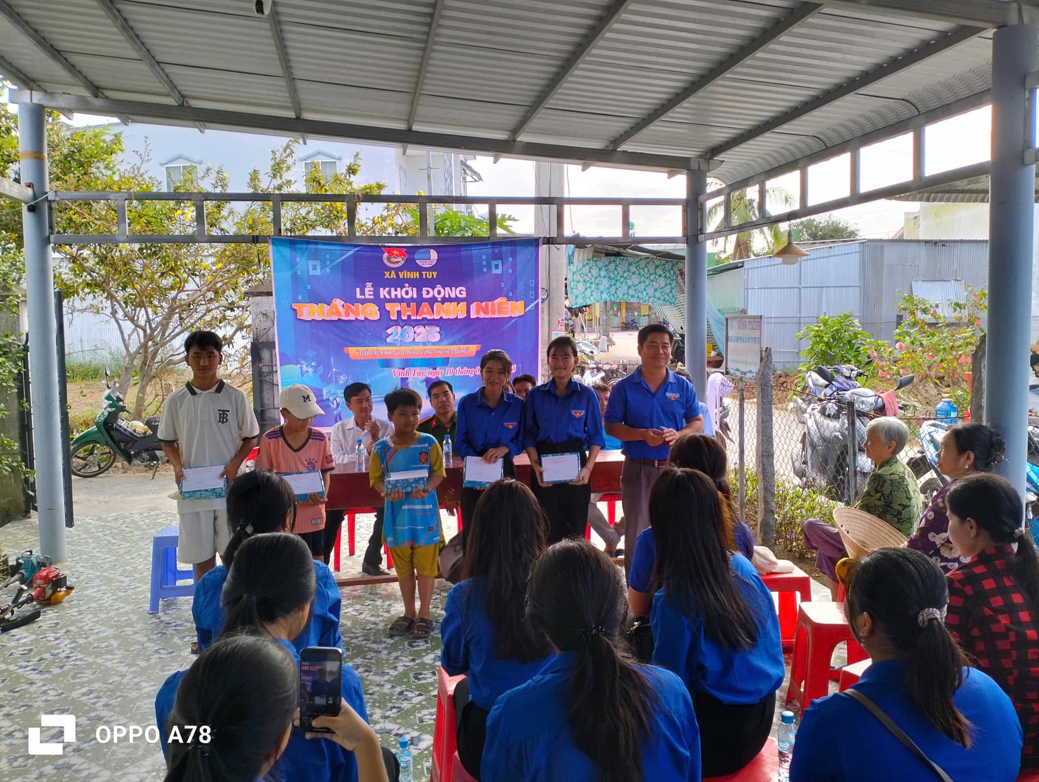 Tặng quà cho gia đình chính sách, học sinh có hoàn cảnh khó khăn