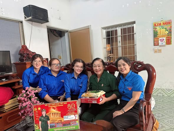 HỒ THỊ NHIỆM CỰU CHIẾN BINH