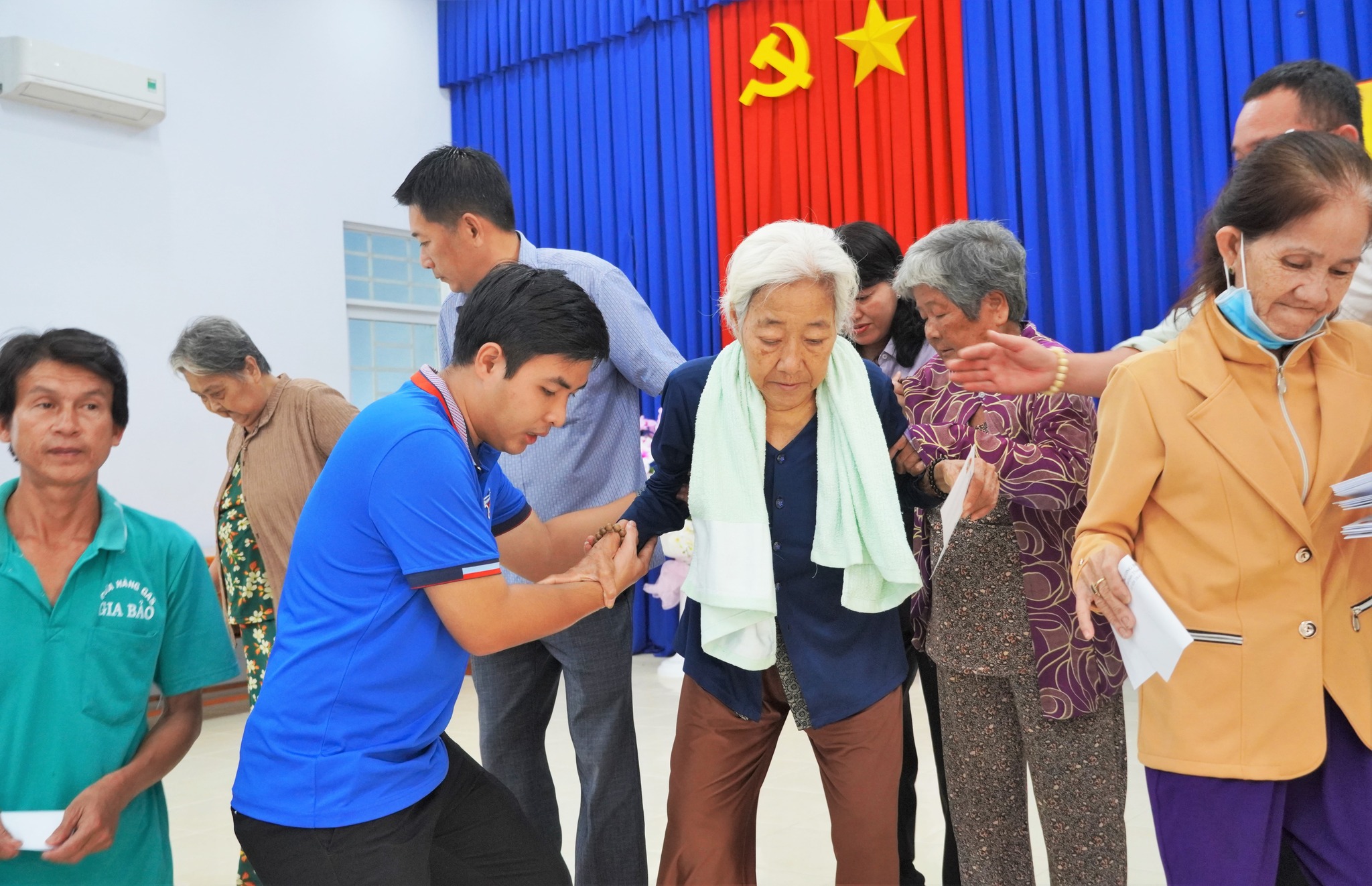 trao tặng quà cho gi đình người có công