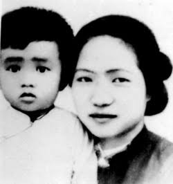 Mẹ Việt Nam Anh hùng Hồ Thị Hạnh và con gái là Trần Thị Thêu 