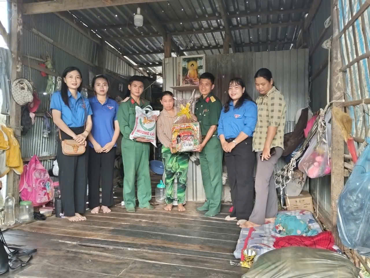 XÃ ĐOÀN TẶNG QUÀ CHO GIA ĐÌNH CHÍNH SÁCH, HỘ NGHÈO TRÊN ĐỊA BÀN XÃ