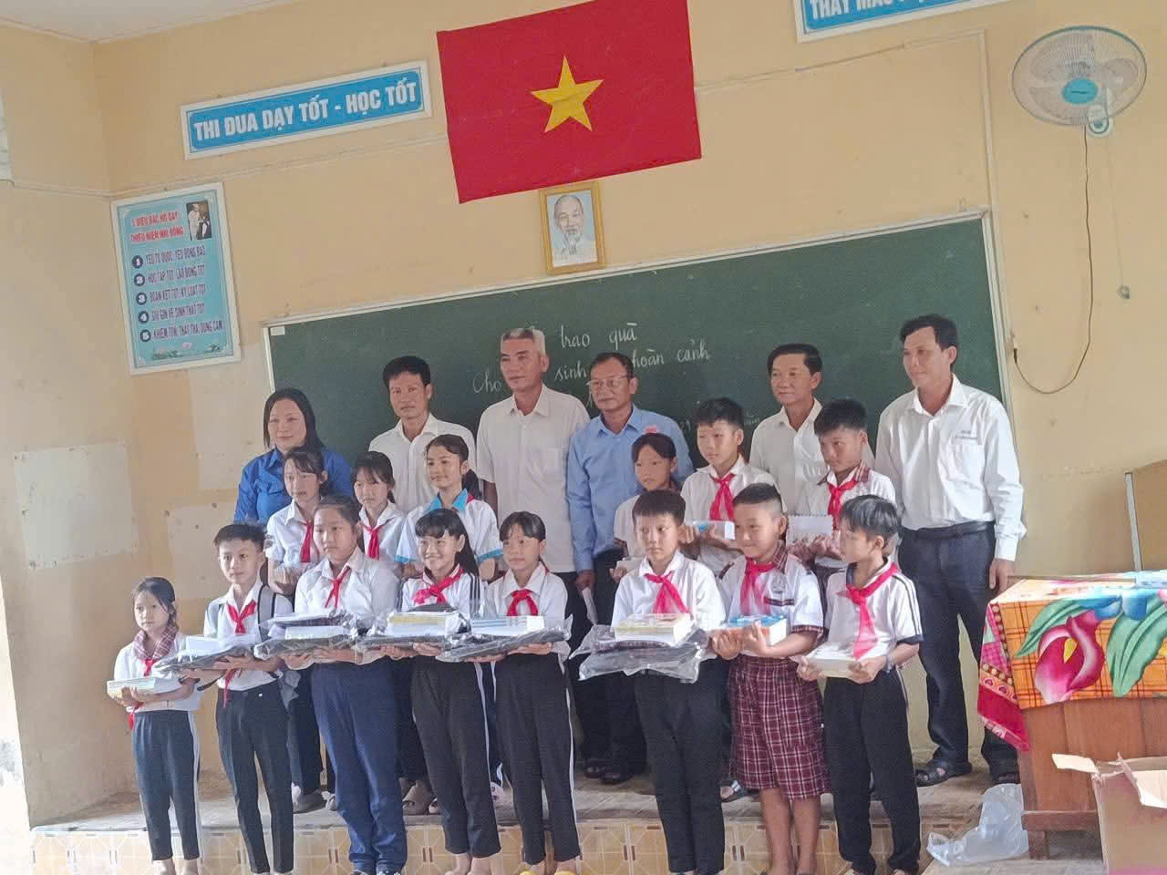 TRAO TẶNG QUÀ CHO HỌC SINH NGHÈO VƯỢT KHÓ HỌC GIỎI