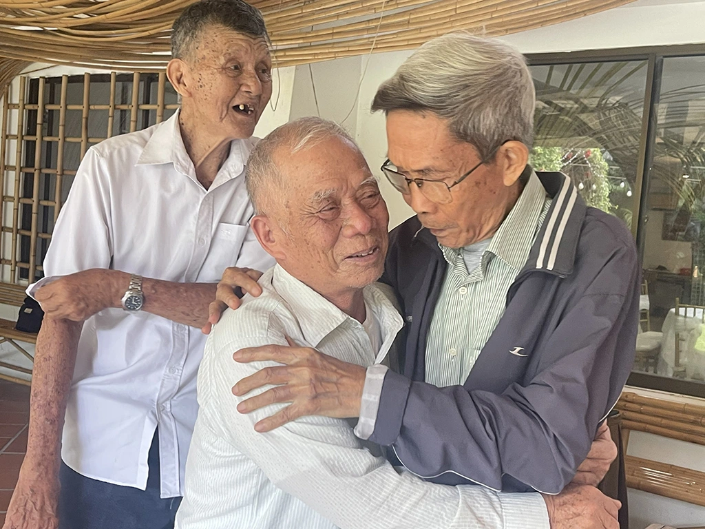 Cuộc gặp gỡ xúc động của những người bước ra từ 'địa ngục trần gian'